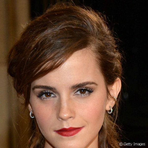 Emma Watson também é fã de batom vermelho, e aposta em tonalidades mais abertas